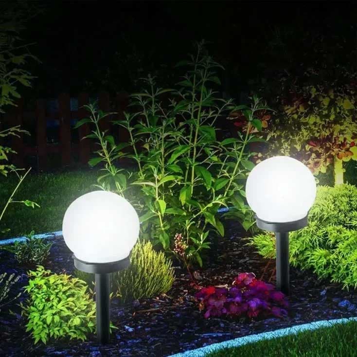 Dve solarne baštenske lampe