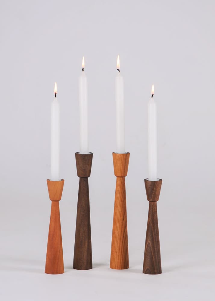 Svećnjak sa metalnom kapom od oraha